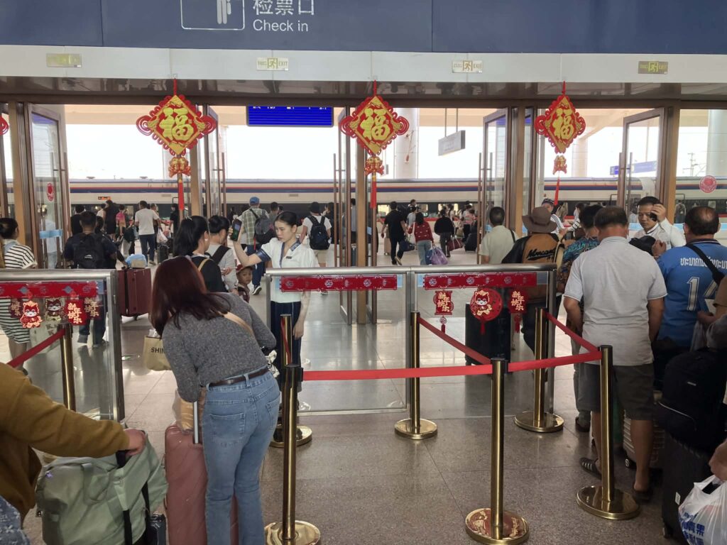 プラットフォームに入る前に改札で係員による検察がある