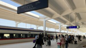 ビエンチャン駅ホームとVientiane Railway Stationの駅名サイン