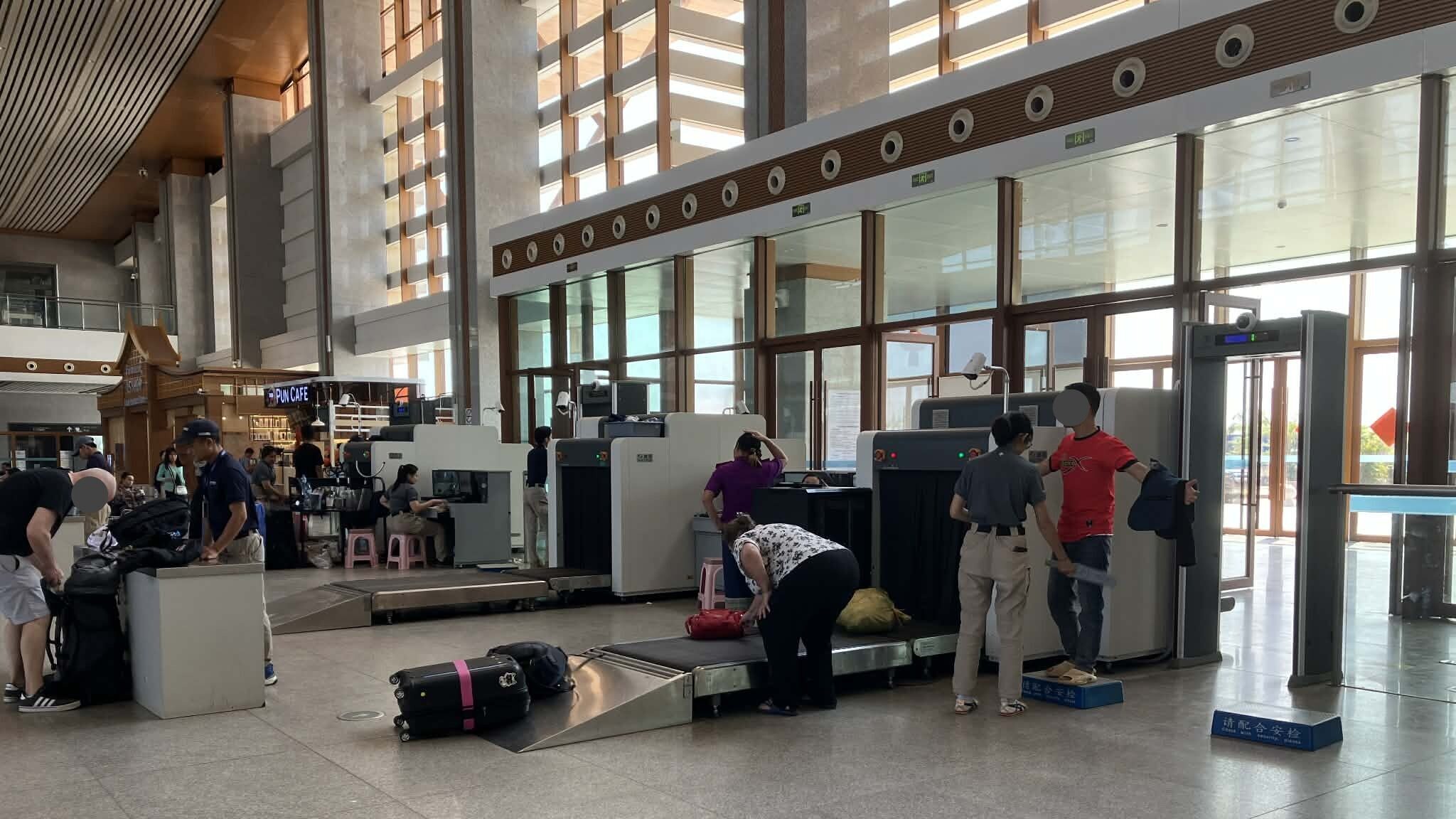 ビエンチャン駅のコンコースに入る前のセキュリティチェックエリア