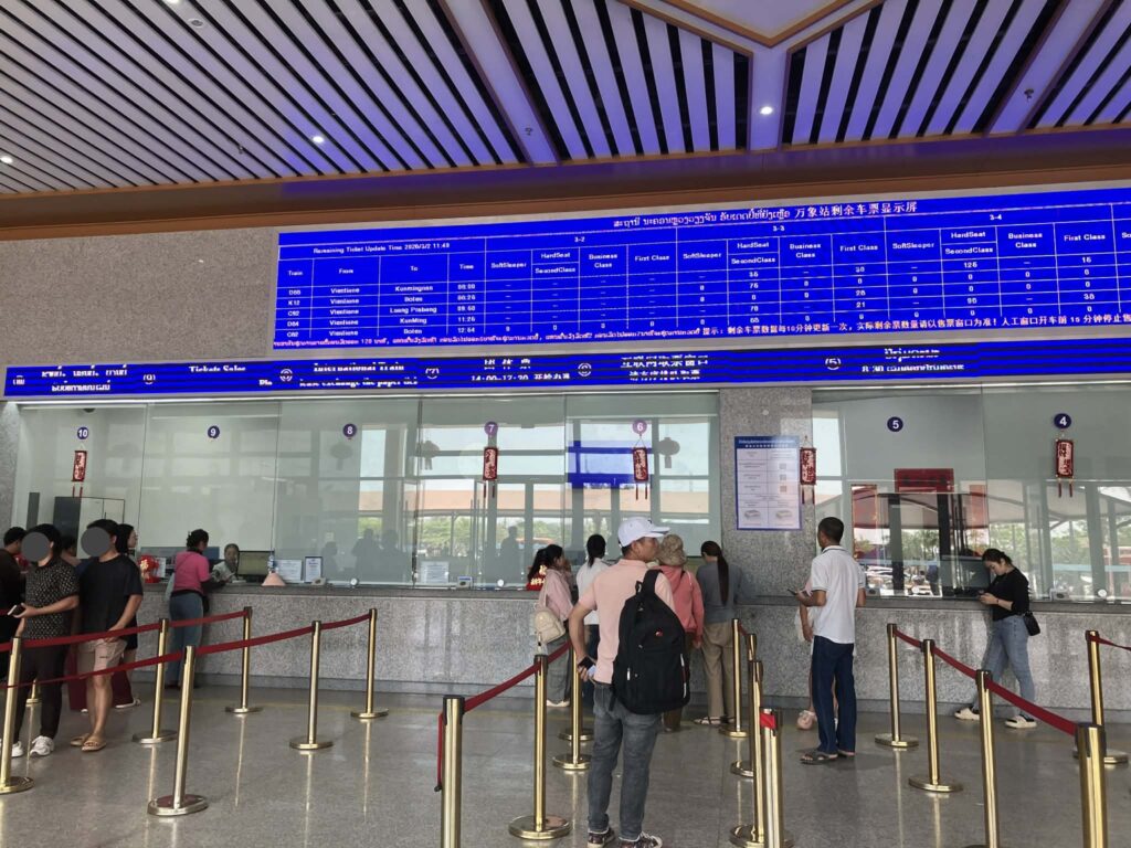 ビエンチャン駅のチケットカウンターと電光掲示板