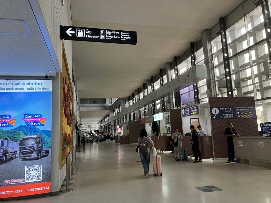 ワットタイ空港 到着ロビー