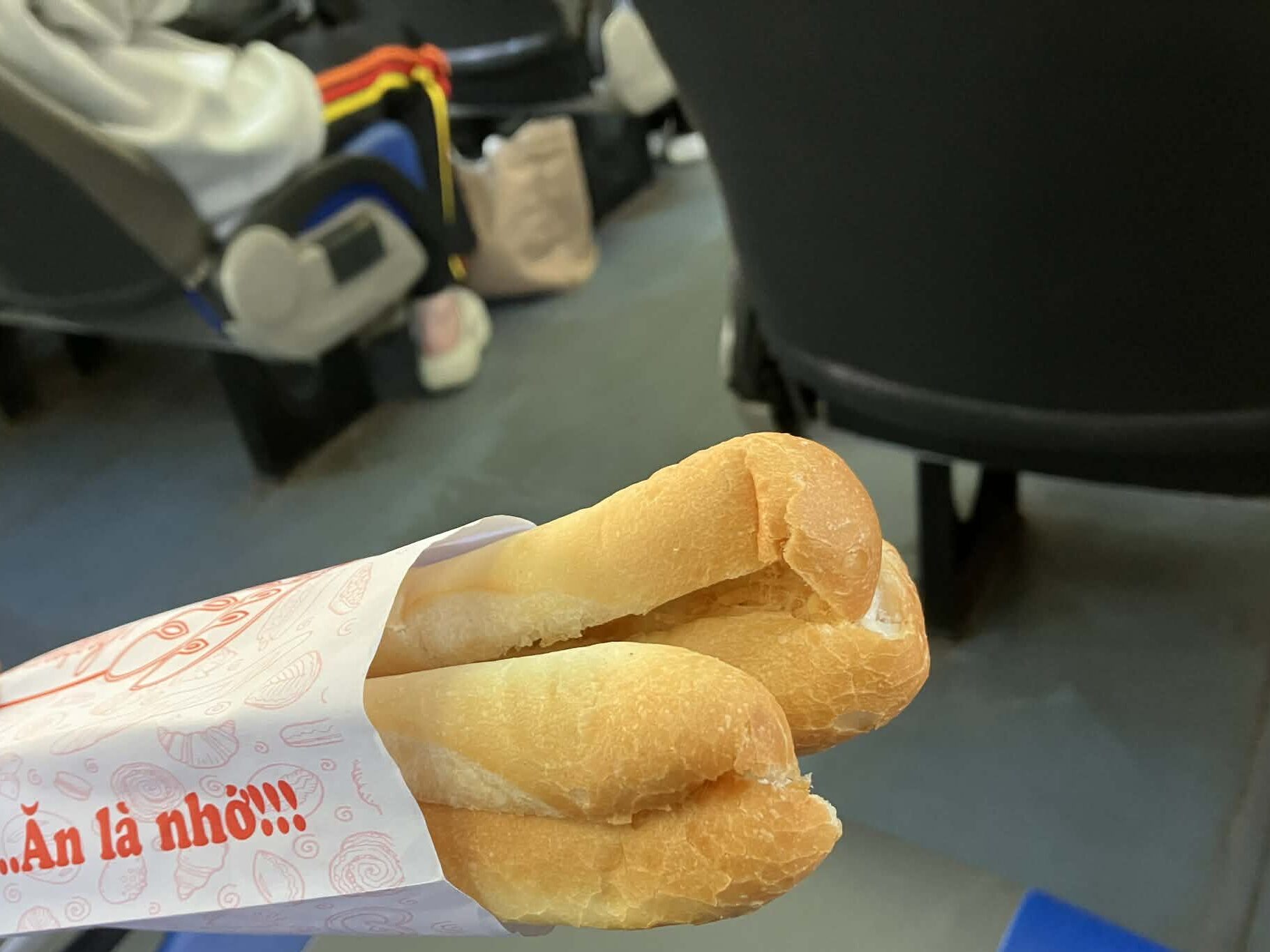 ベトナム列車内で食べるバインミー