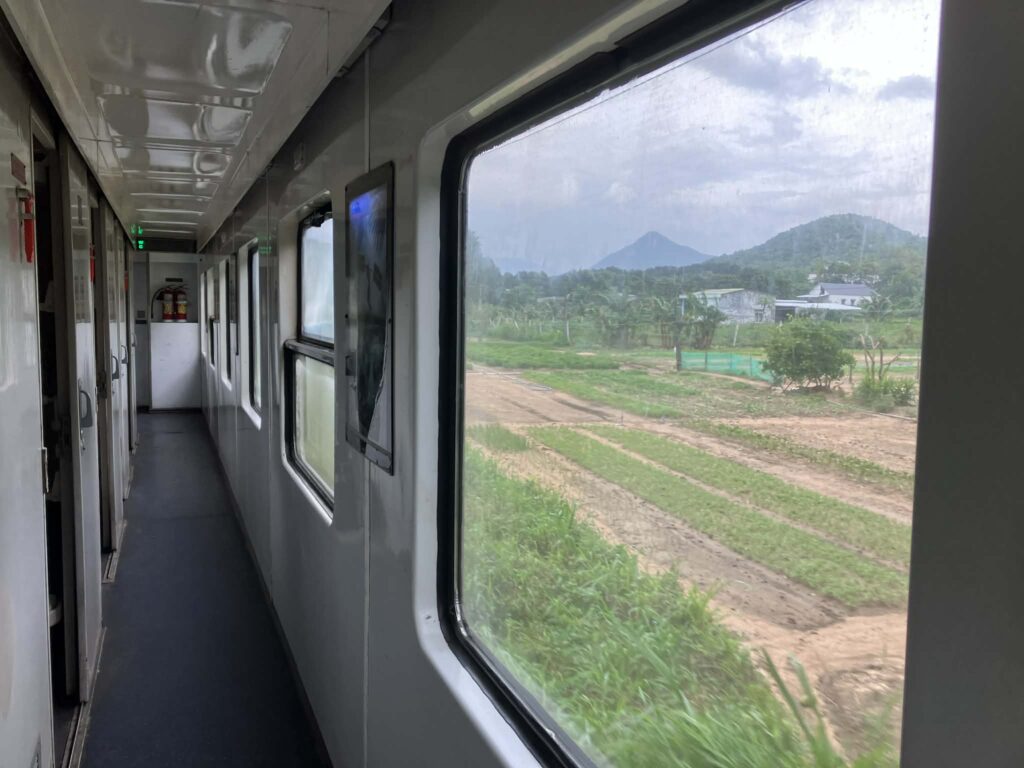 ベトナム鉄道寝台車の通路と窓からの田園風景