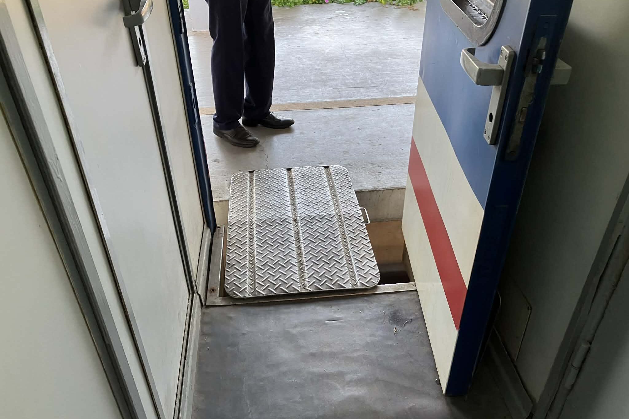 ベトナム鉄道の乗降口と段差のあるステップ