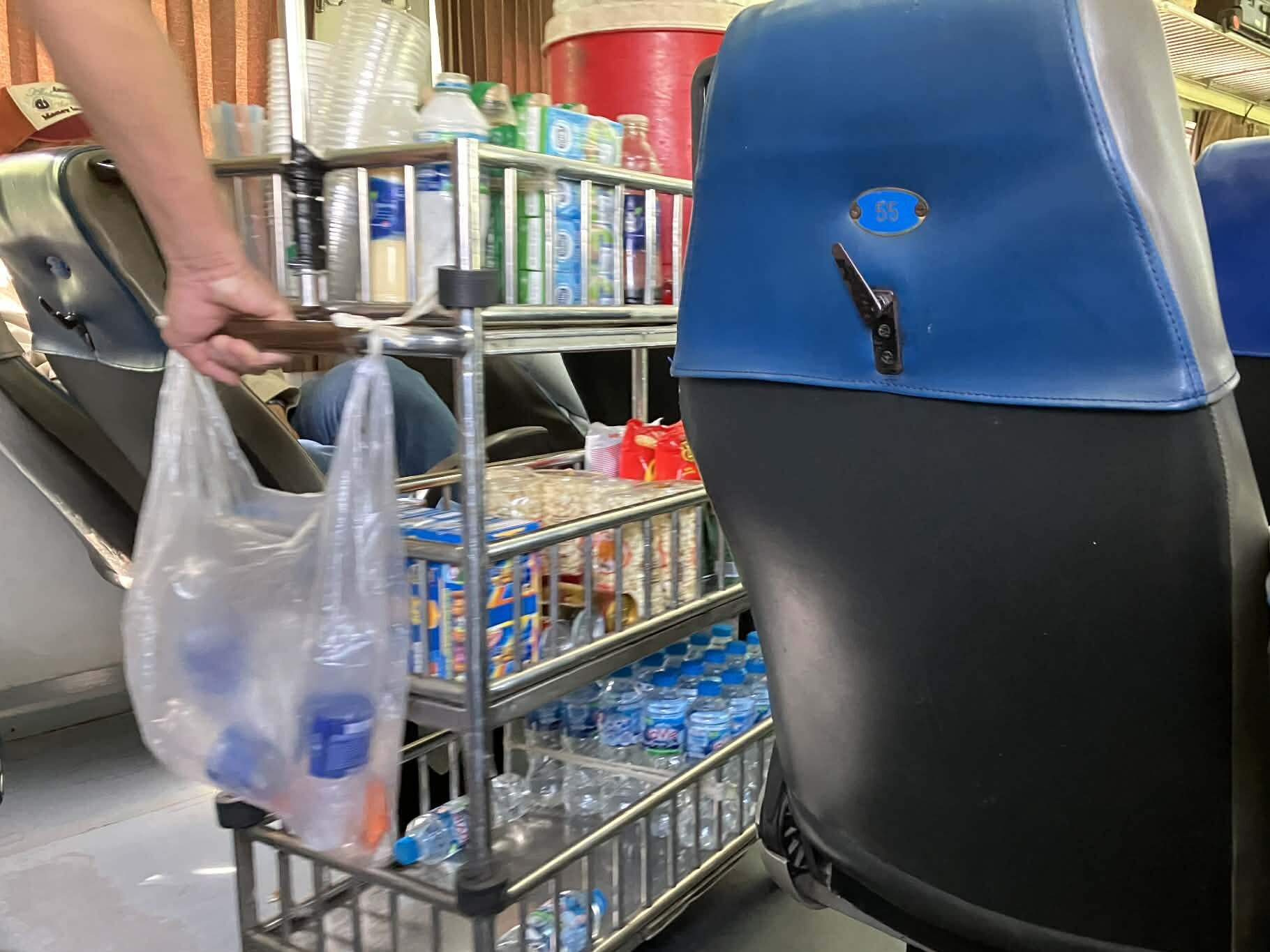 ベトナム鉄道の車内販売ワゴンと軽食・飲み物