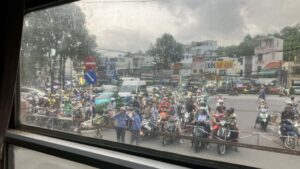 ホーチミンからニャチャンへ向かうベトナム統一鉄道の車窓から見たバイク渋滞の様子