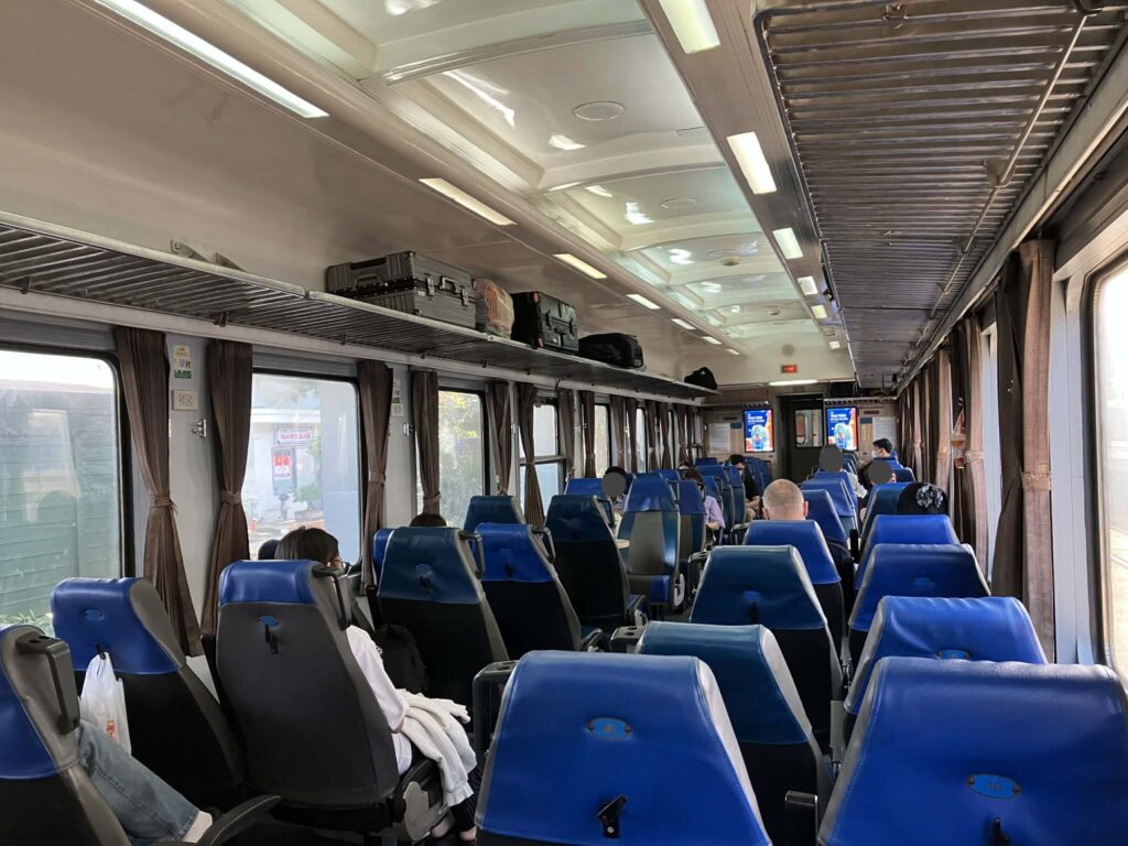 ベトナム鉄道ソフトシート車両の車内の様子（乗客あり）