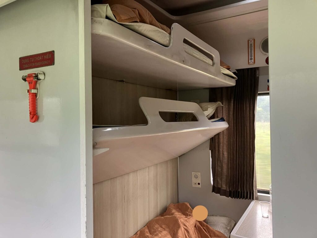 ベトナム鉄道の寝台車両2段ベッドの様子