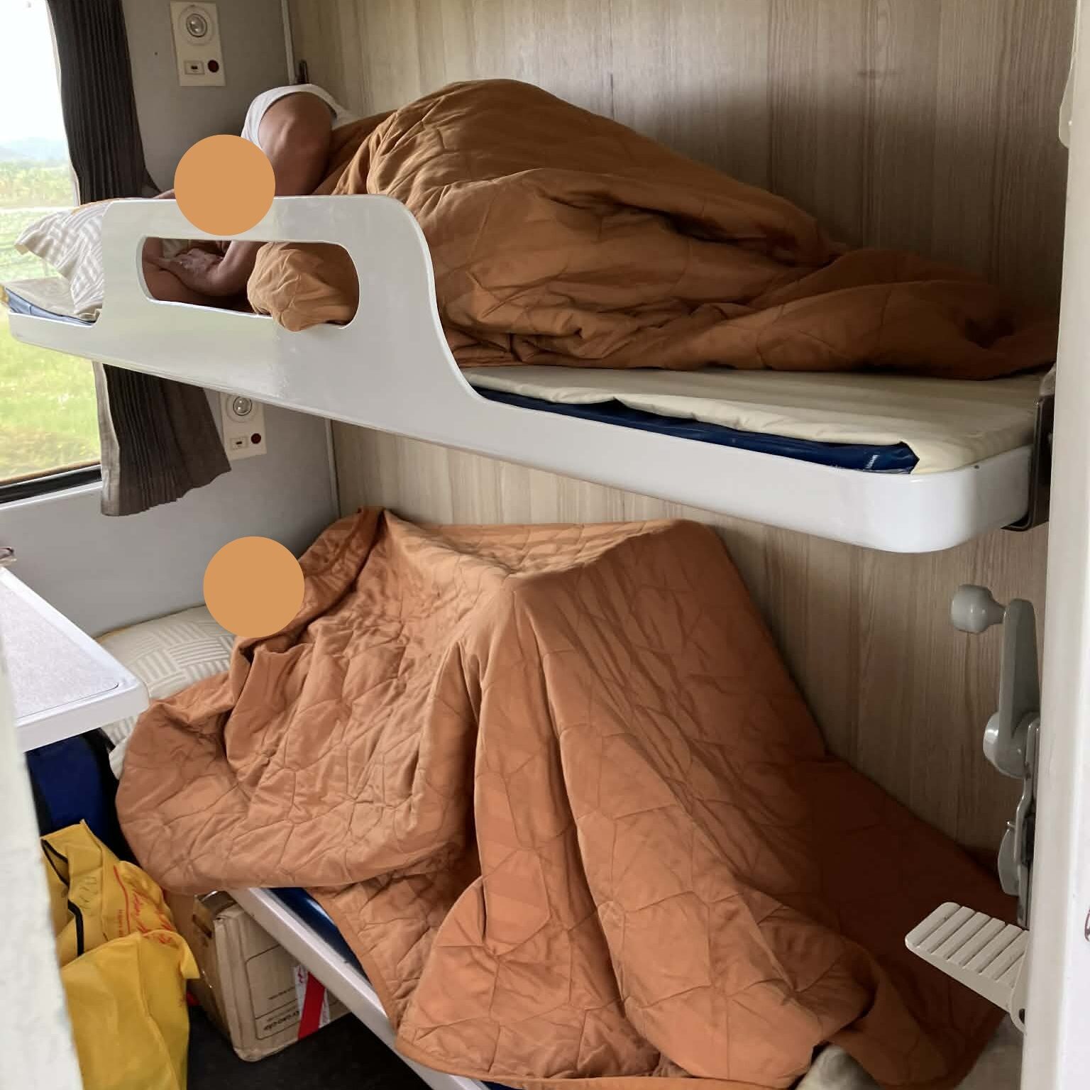 ベトナム鉄道寝台車の上段と下段ベッドの様子