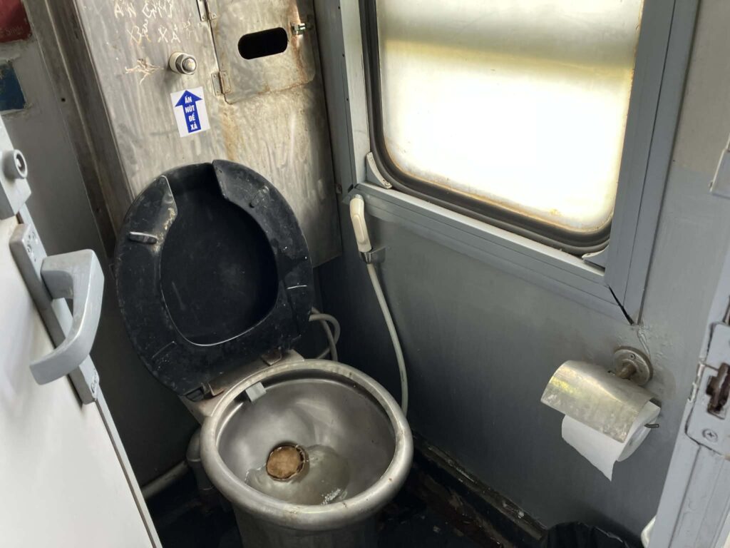 ベトナム鉄道車内トイレの様子（簡易設備）