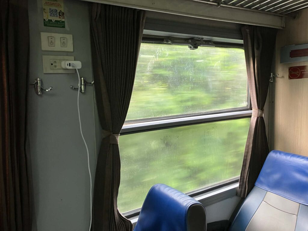 ベトナム鉄道車内のコンセントと窓際座席