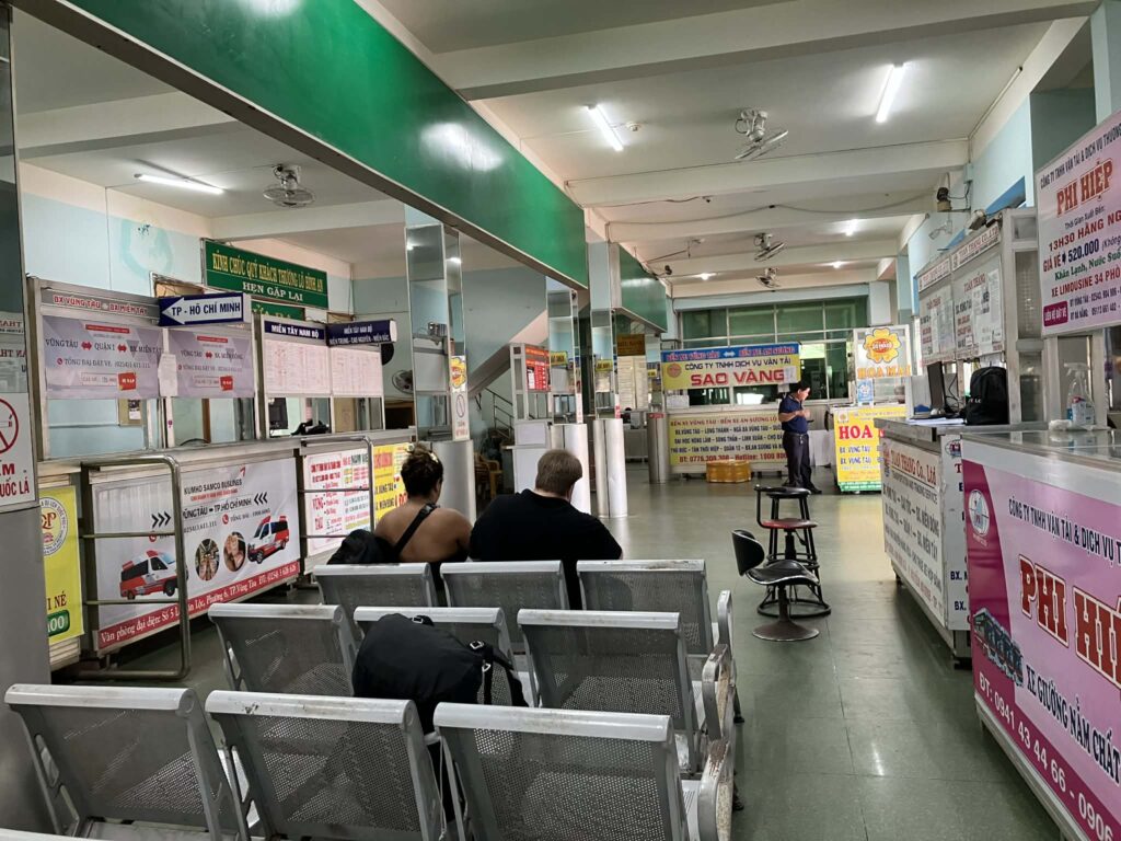 ブンタウのバスターミナル内部（リムジンバス会社のカウンターと待合スペース）