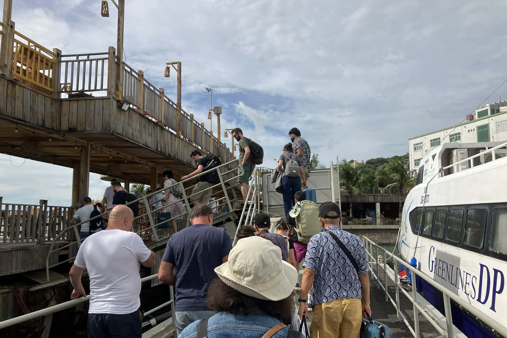 ブンタウ港で下船するフェリー乗客