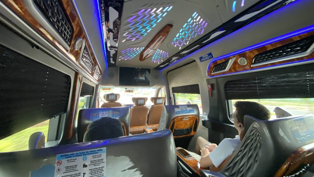 ホーチミン〜ブンタウのリムジンバス車内（リクライニングシート）