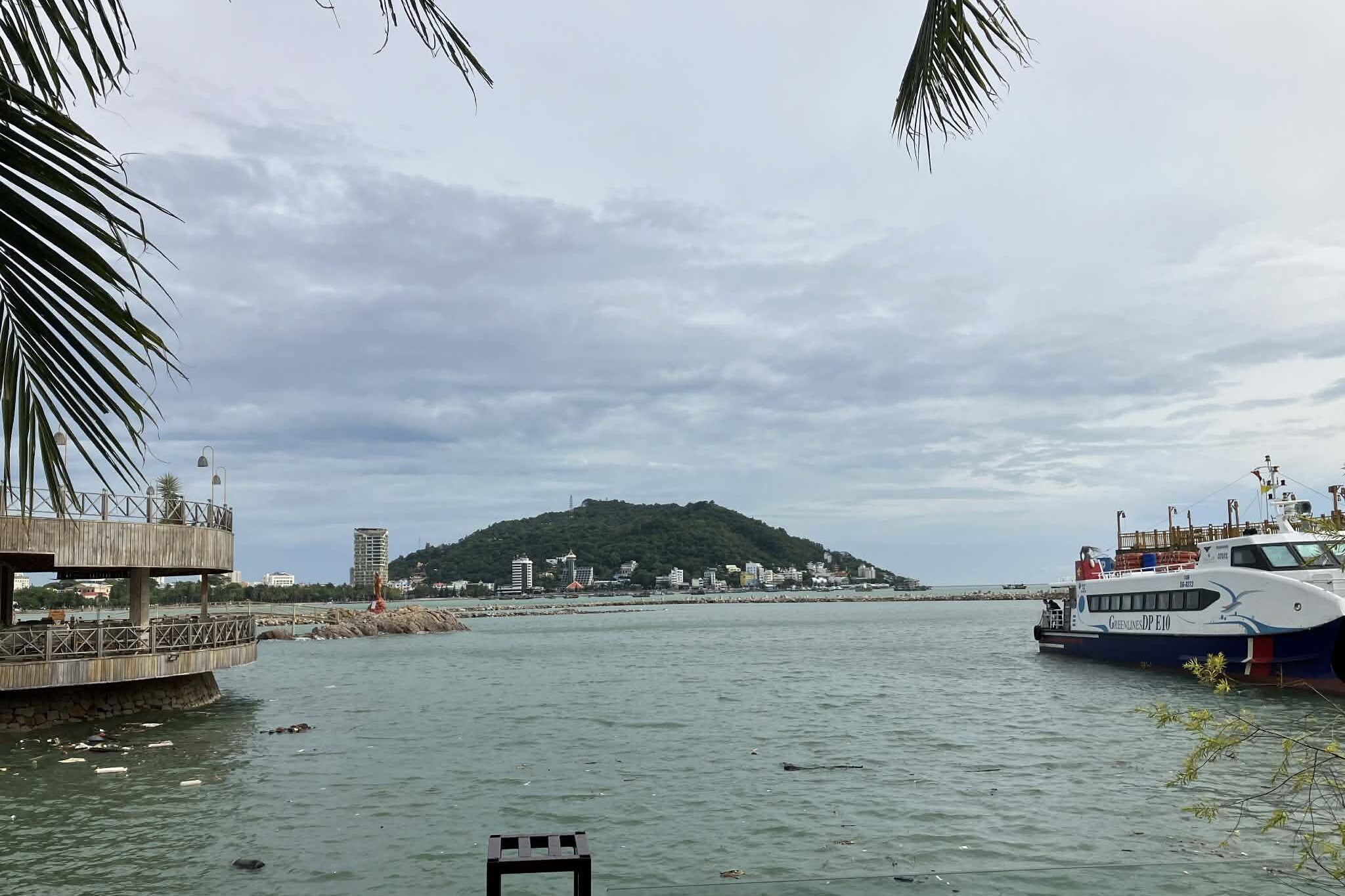 ホーチミンからフェリーで到着するブンタウ港の景色