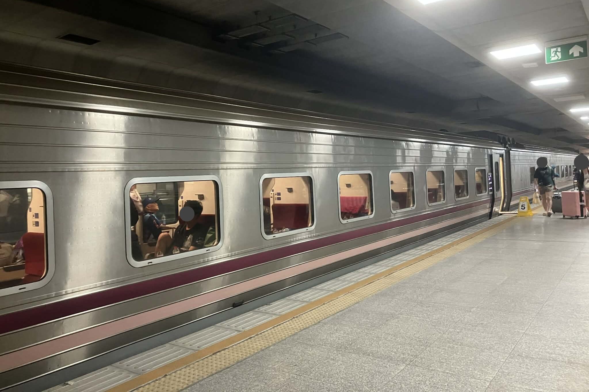 クルンテープ・アピワット中央駅の長距離列車ホーム