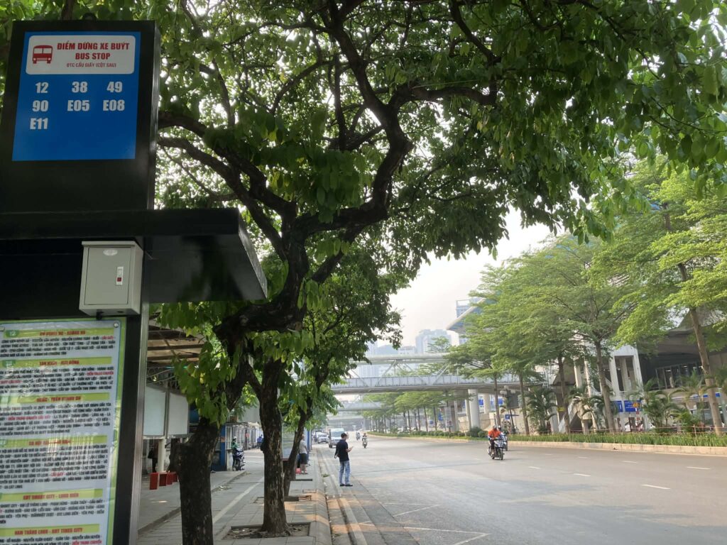 90番バスが停車するカウザイ駅前のバス停。周辺道路と駅前の雰囲気が分かる