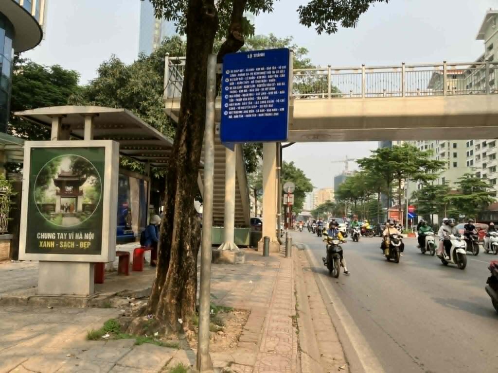 90番バス復路が通るダオタン通りのバス停周辺