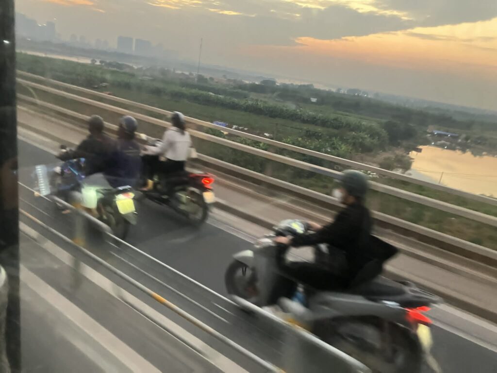 90番バス車内から見たニャッタン橋周辺の景色