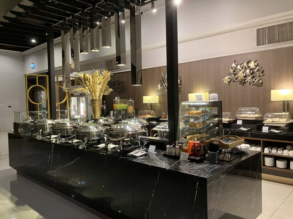 ドンムアン空港ミラクルラウンジ ビュッフェ料理とドリンクカウンター