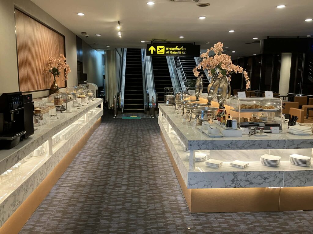 ドンムアン空港ミラクルラウンジ1のビュッフェ全体と内部構造