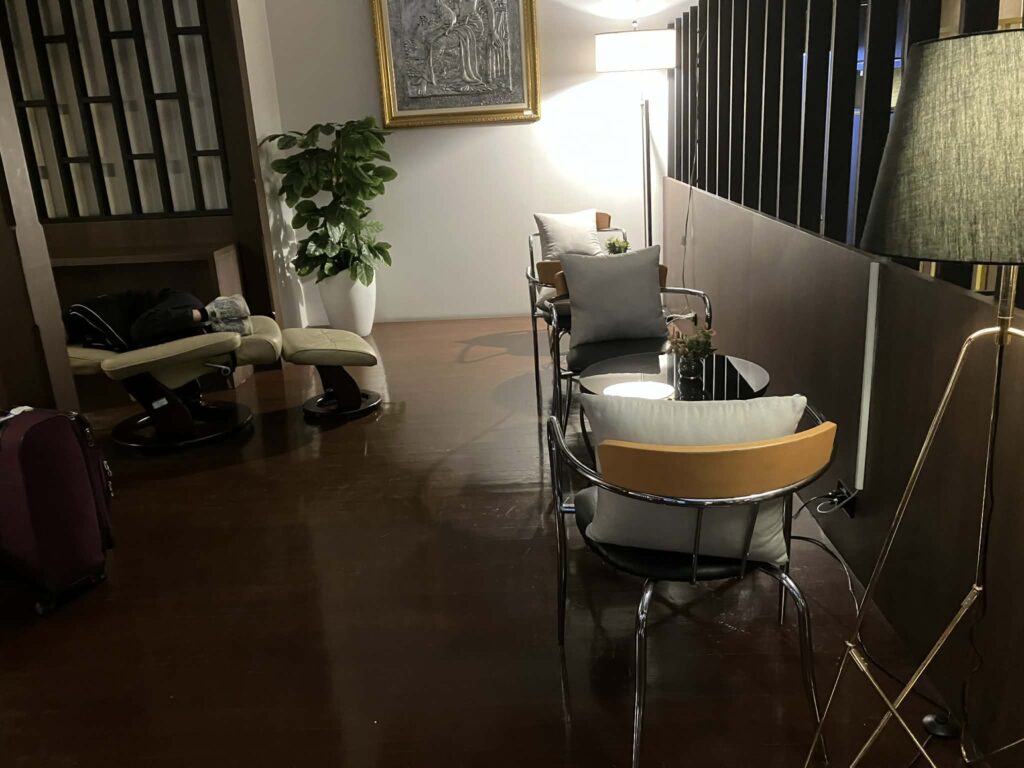 仕切りのある静かな座席エリア