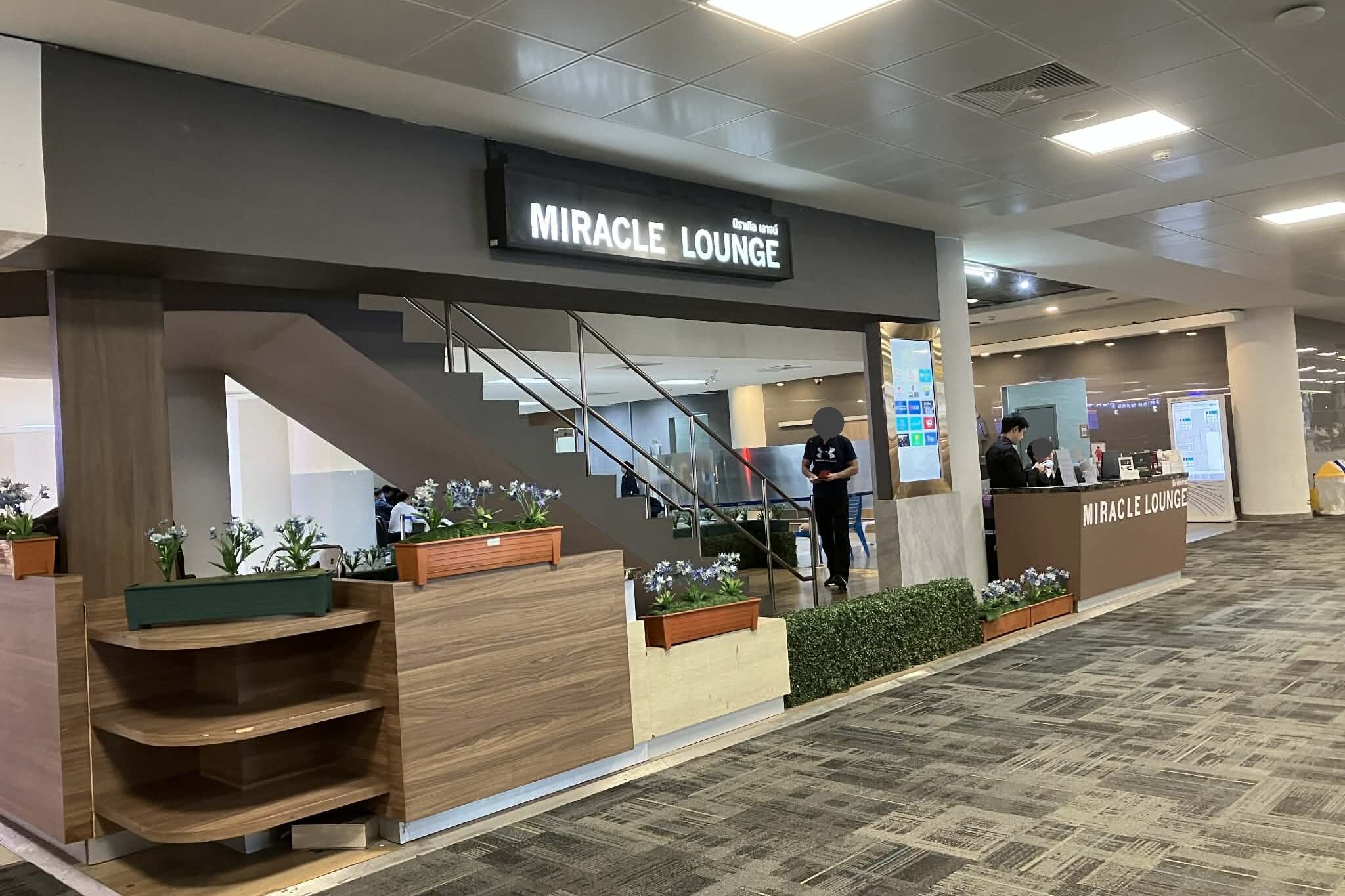 ドンムアン空港ミラクルラウンジ入口 看板と階段