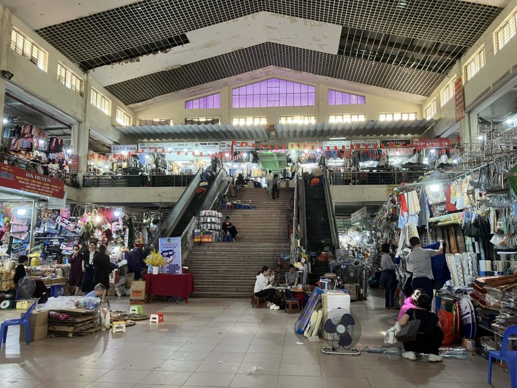 ハノイメトロ2A号線ハドン駅周辺にあるハドン市場の内部