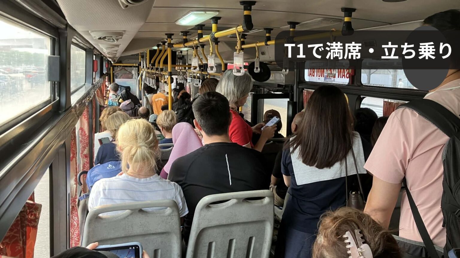 ハノイ86番バスの車内の様子｜満席で立ち乗りになる混雑状況（ノイバイ空港発）