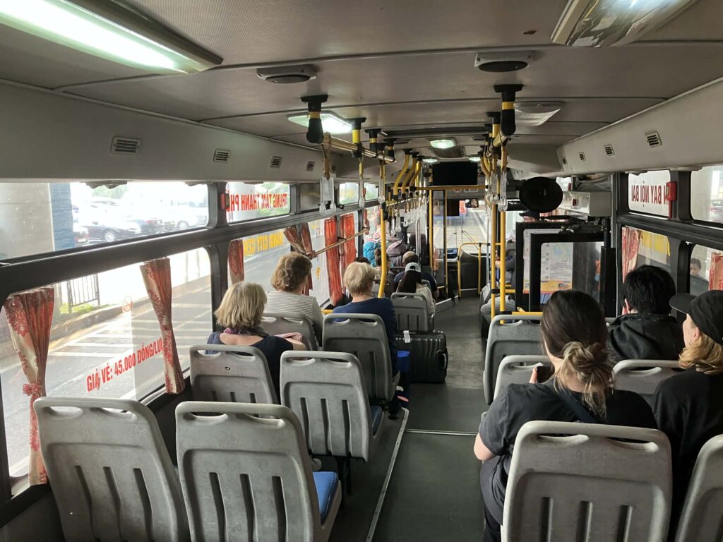 ハノイ86番バスの車内座席｜T2出発前の空いている状態