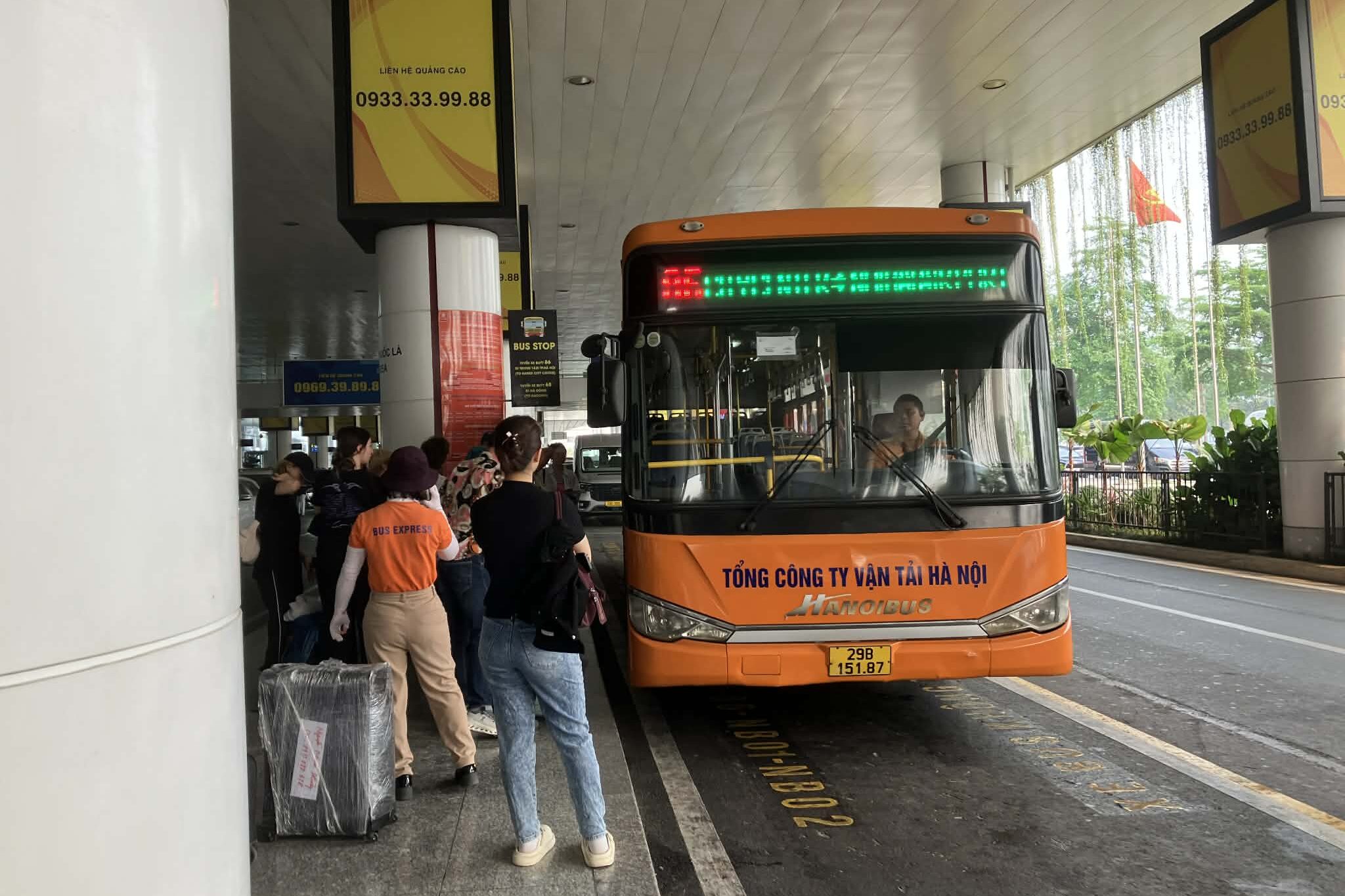 ノイバイ空港T2の86番バス乗り場｜柱15付近の横断歩道を渡った先（スーツケース利用者も多い）