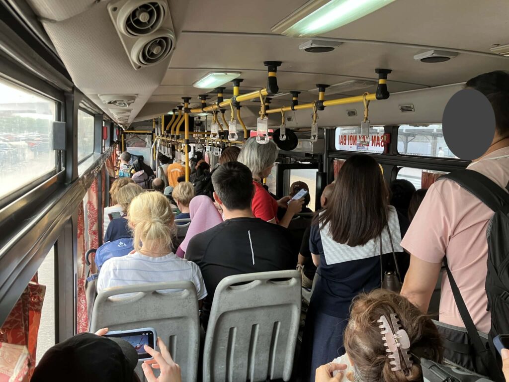 ハノイ86番バスの車内の混雑状況｜T1から満席となり立ち乗りになる様子（ノイバイ空港→市内）