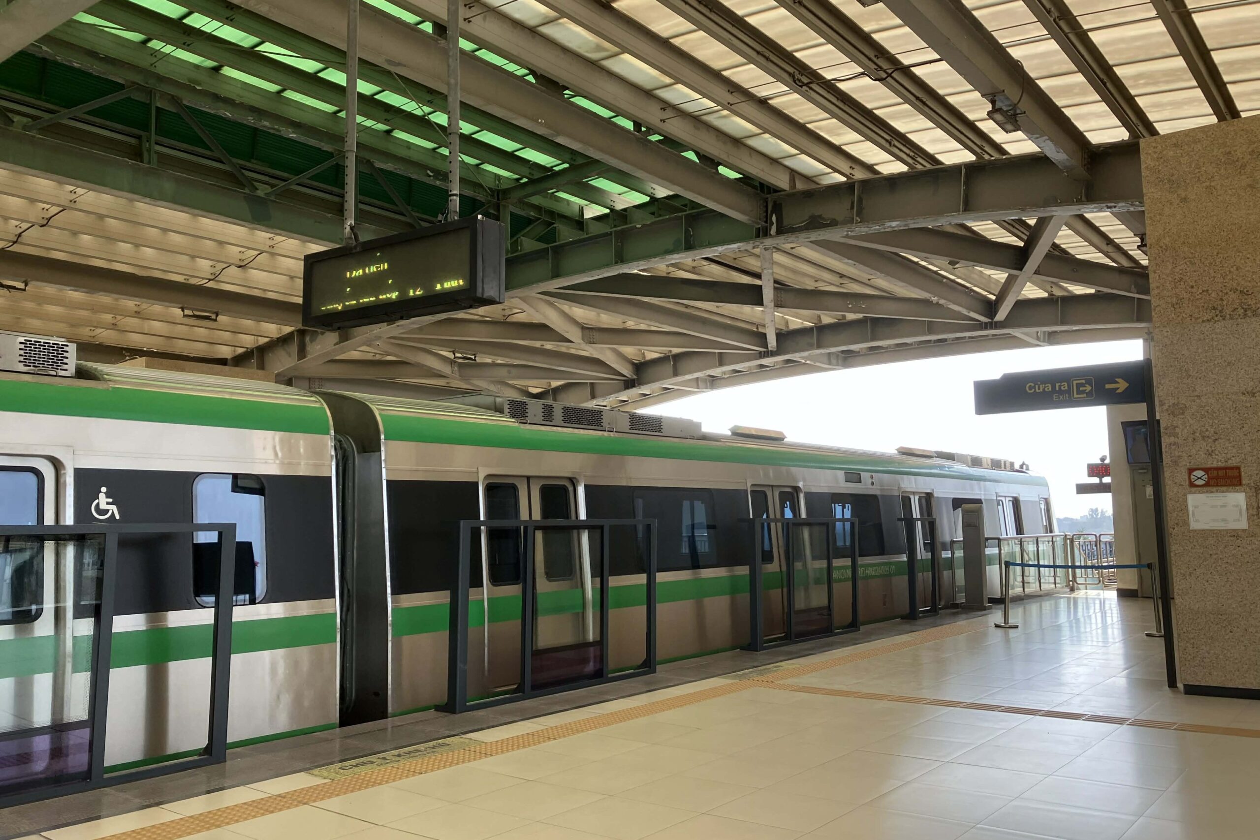 高架上を走るハノイメトロ2A号線の緑色の車両