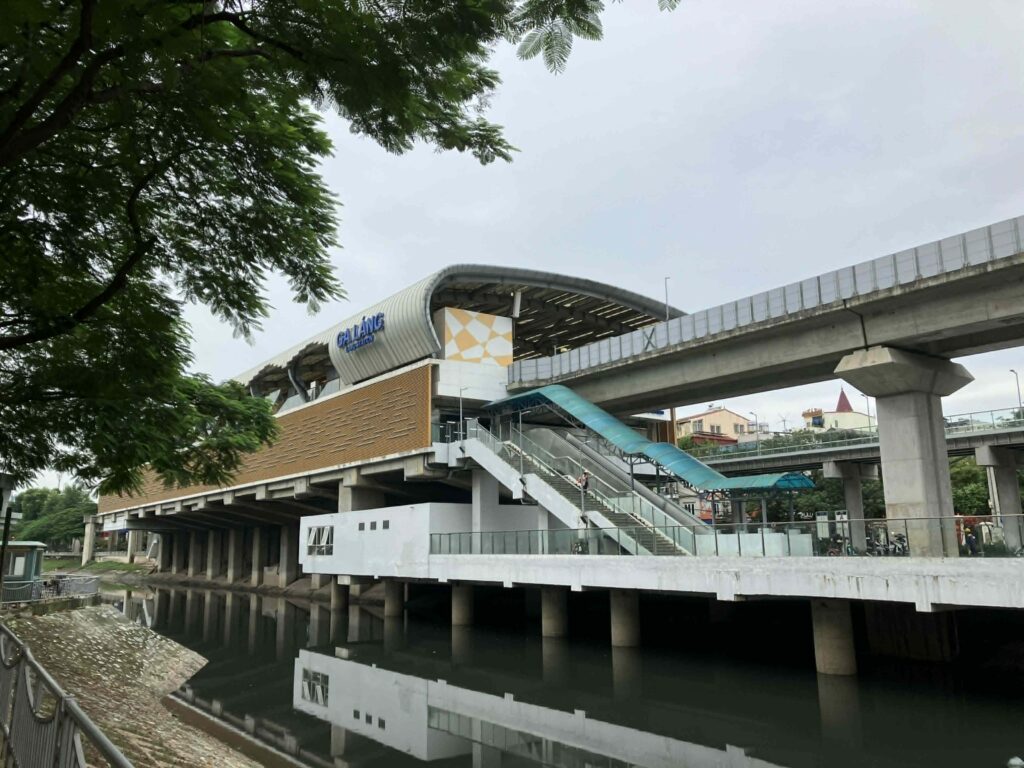 ハノイメトロ2A号線ラン駅と高架線路