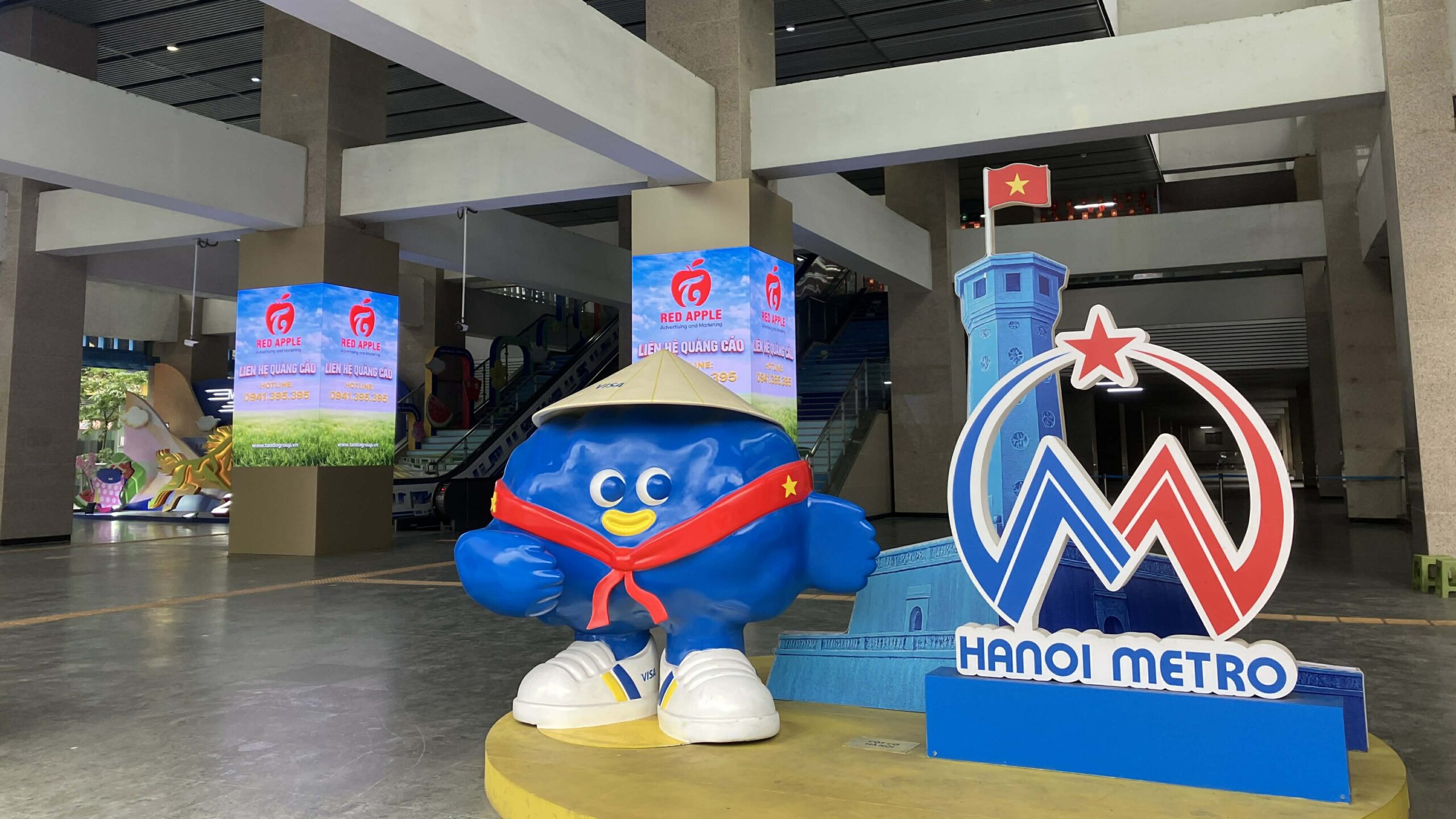 ハノイメトロ2A号線の駅構内にあるハノイメトロの装飾展示
