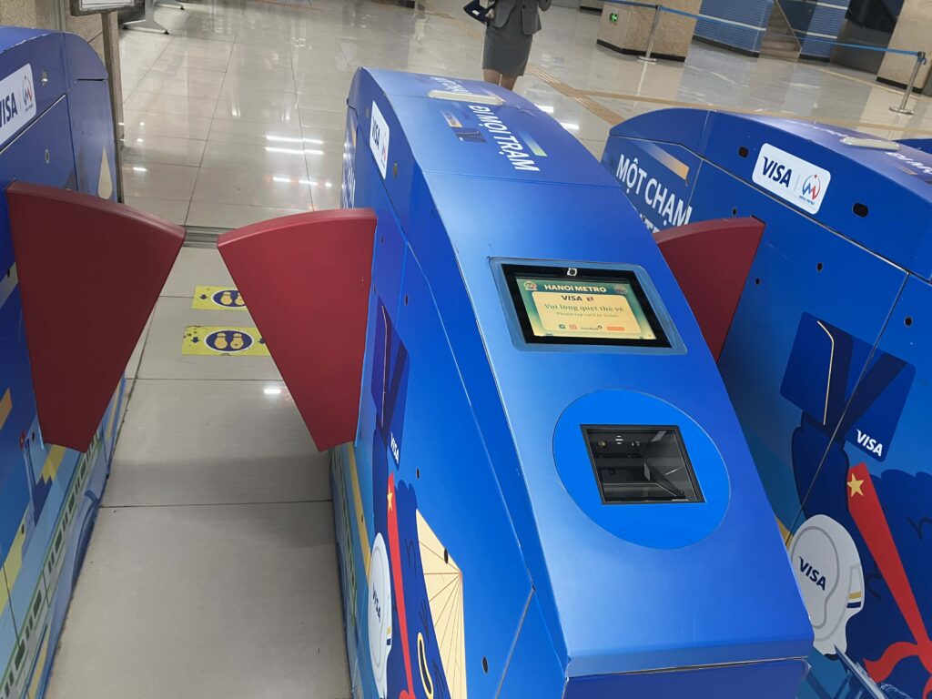 ハノイメトロ2A号線の改札機とVisaタッチ対応表示