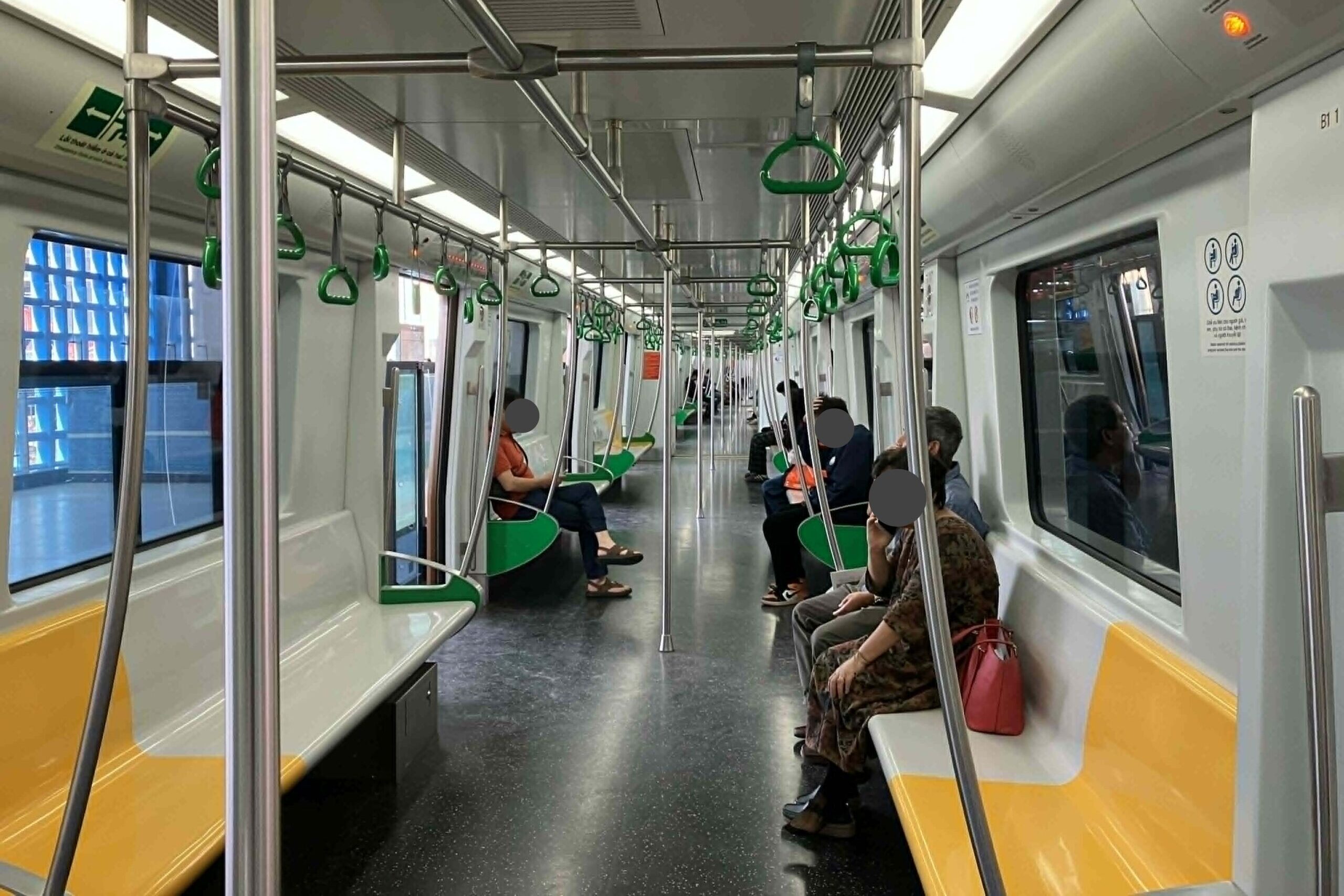 ハノイメトロ2A号線の車内とロングシート
