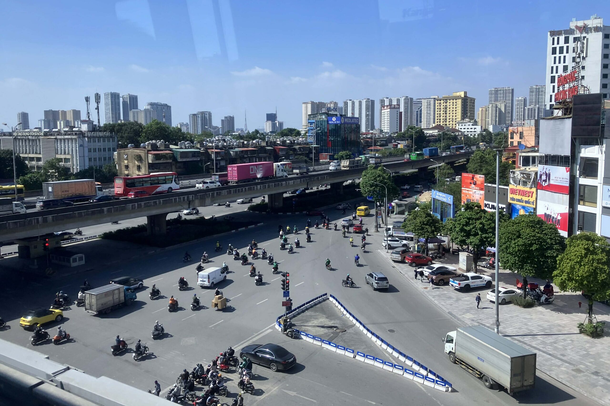 高架上を走るハノイメトロ2A号線の緑色の車両