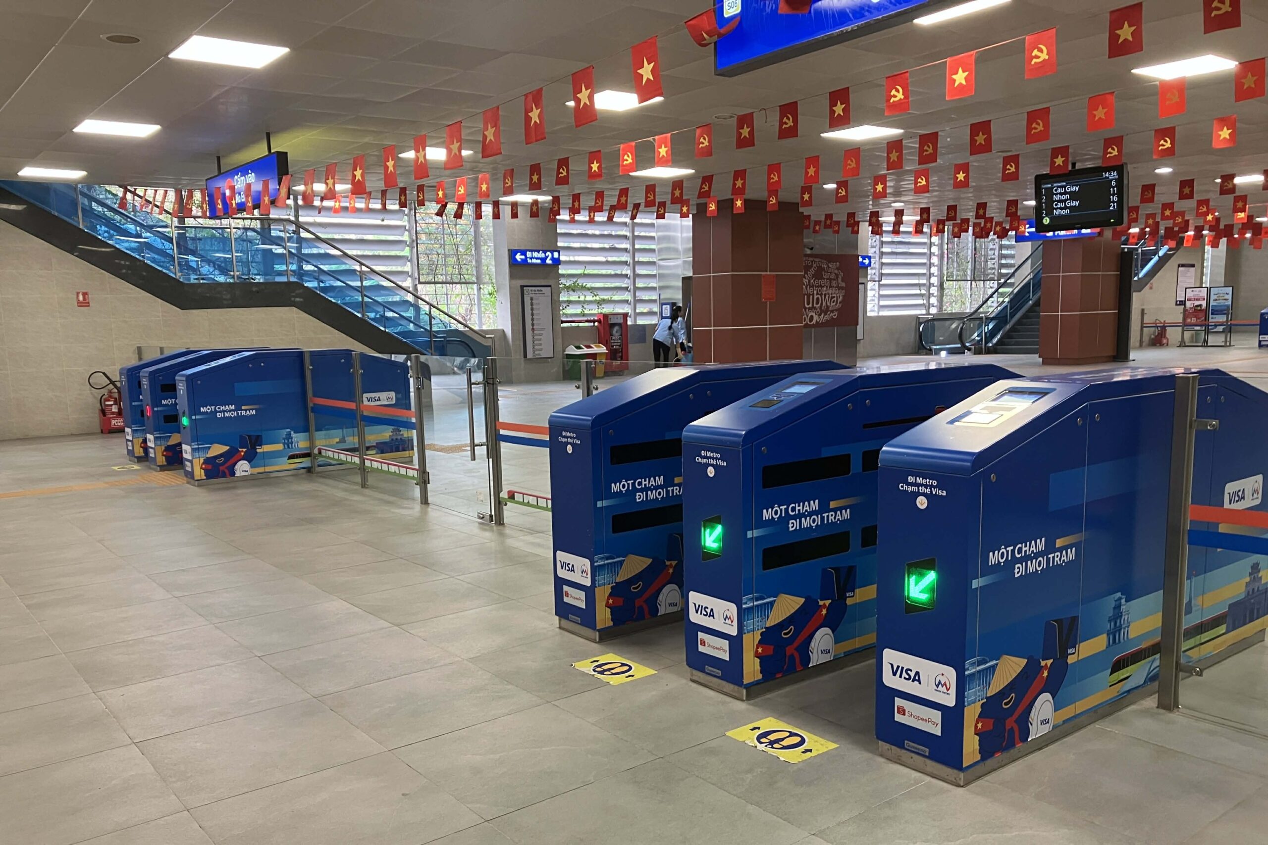 ハノイメトロ3号線の駅構内に設置された青色改札機の全景