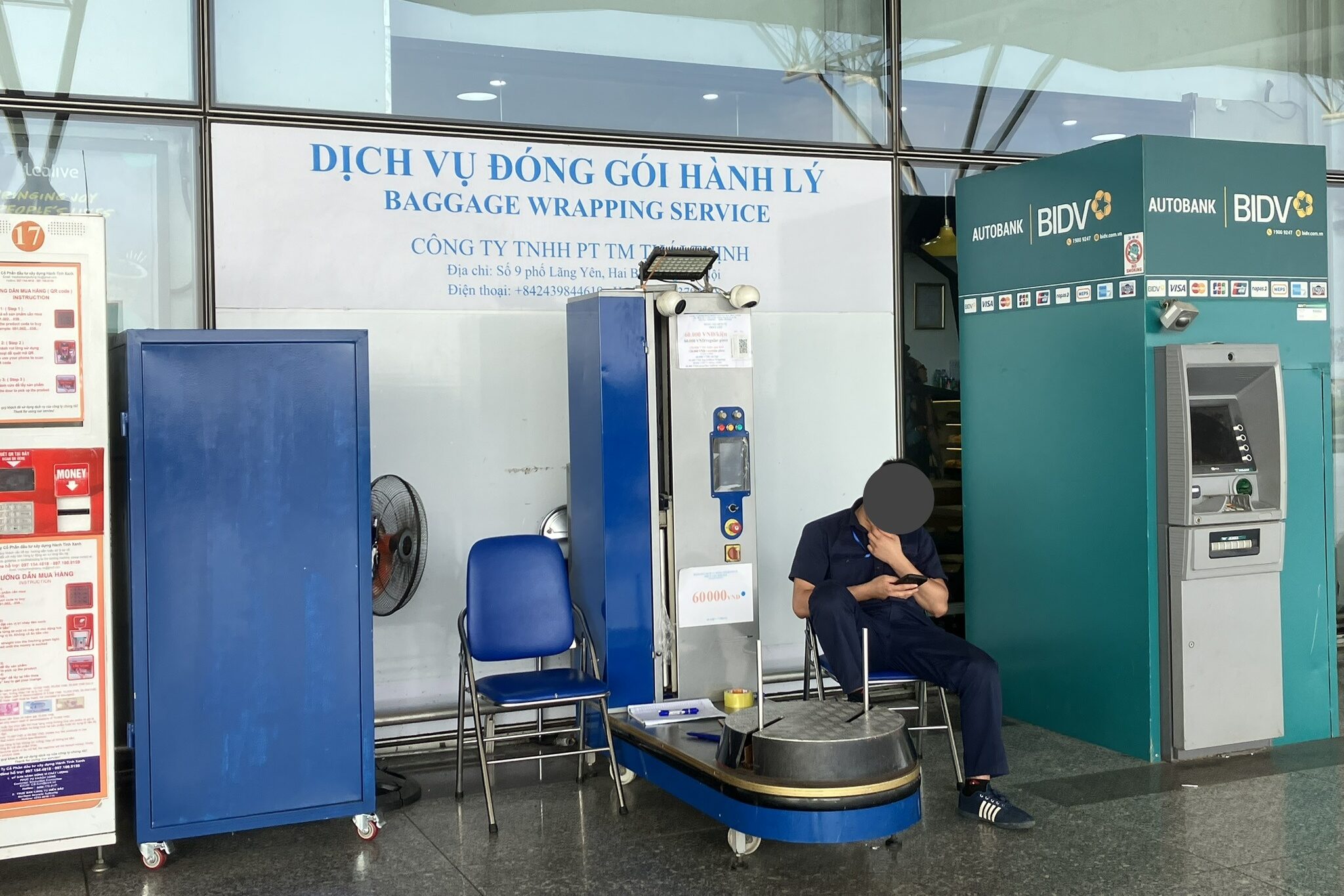 ノイバイ空港T2の荷物ラッピングサービス（スーツケース包装）