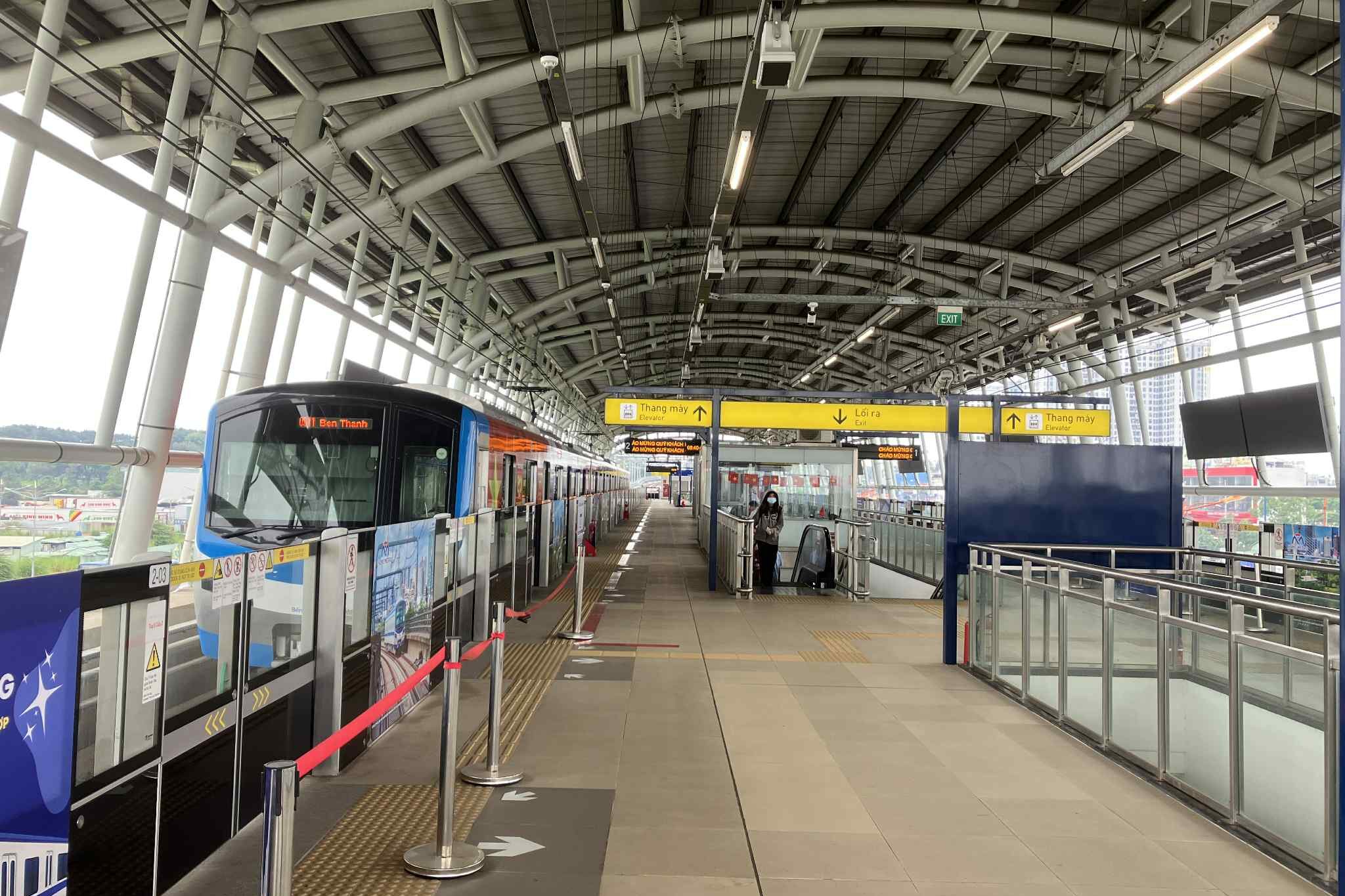 ホーチミンメトロ1号線の高架駅に停車する車両