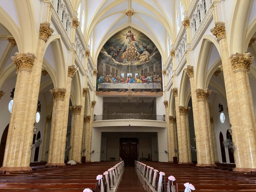 Lang Van教会の内部全体と通路