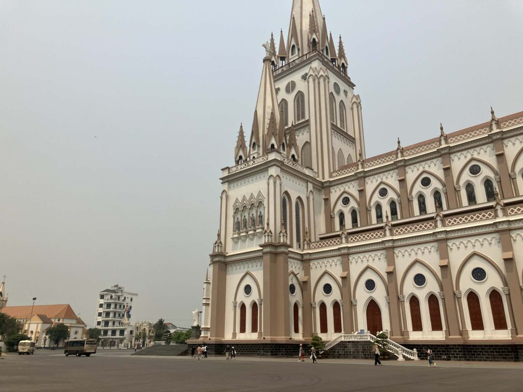 Lang Van教会の側面外観と建築ディテール