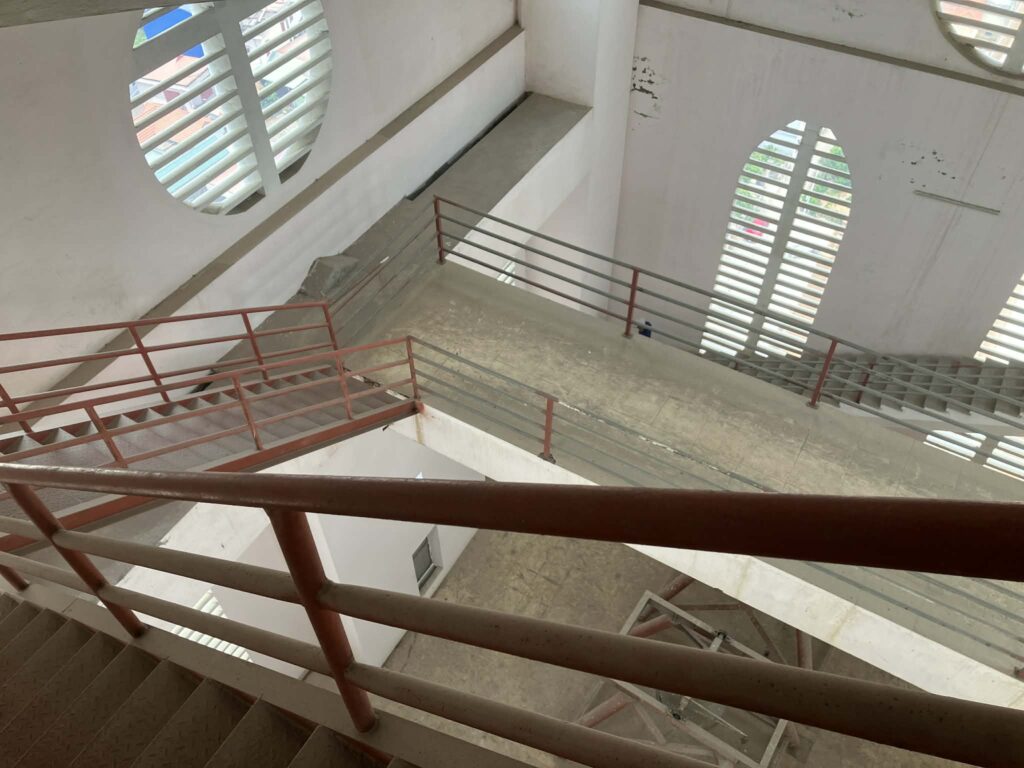 Lang Van教会の上部へ続く内部階段