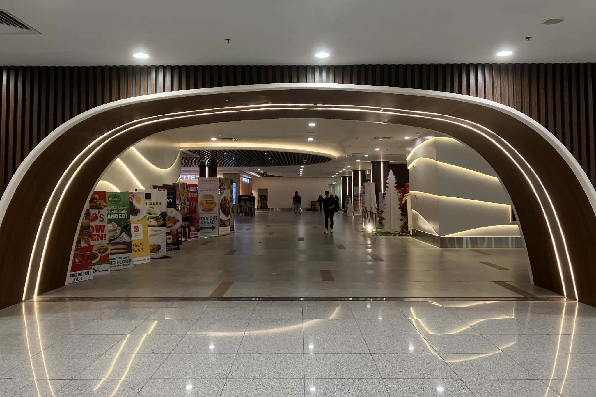 NAIAターミナル3 Level 2（Mezzanine）フロアのフードホール入口の様子