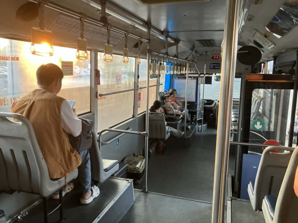 ノイバイ空港90番バスの車内。前方から中央にかけて荷物を置けるスペースがある