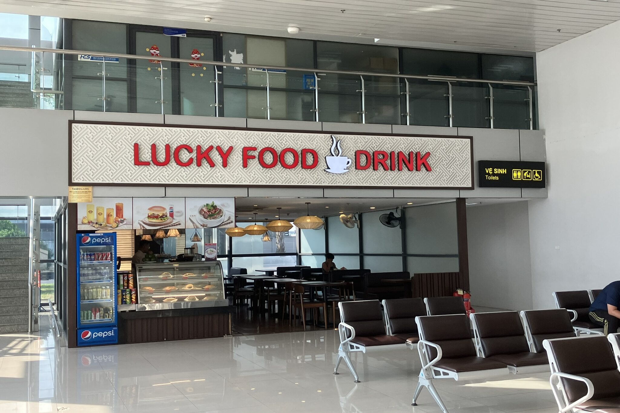ノイバイ空港T1到着ロビーにあるカフェ『Lucky Food & Drink』