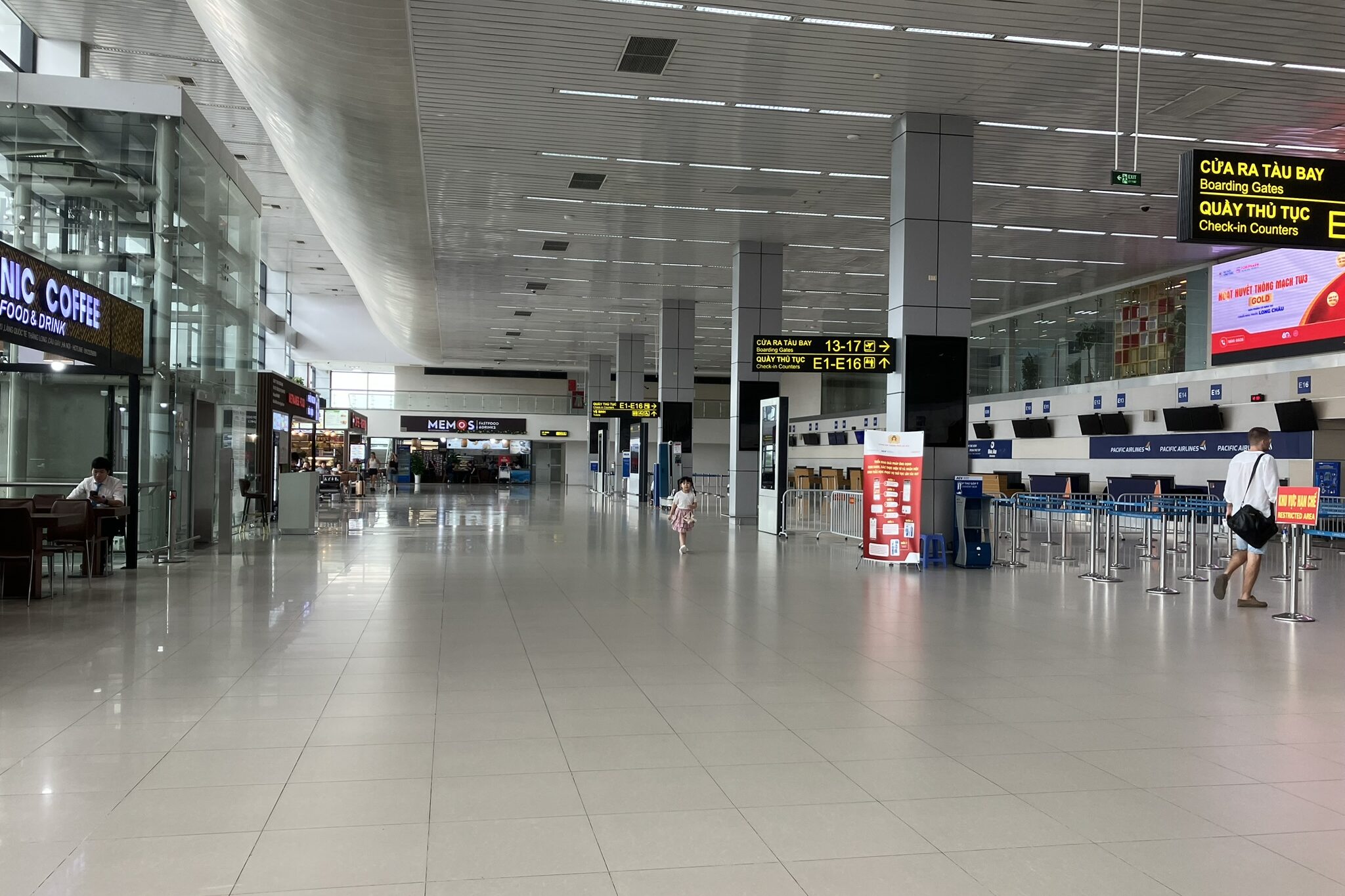 ノイバイ空港T1出発階のPacific Airlinesチェックインカウンター。比較的空いている時間帯が多く、手続きがスムーズに進む。