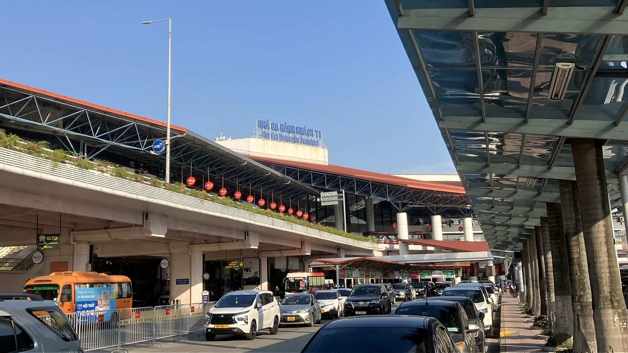ノイバイ空港T1ターミナルの外観（国内線側）。到着階前の車寄せとタクシー乗り場の様子