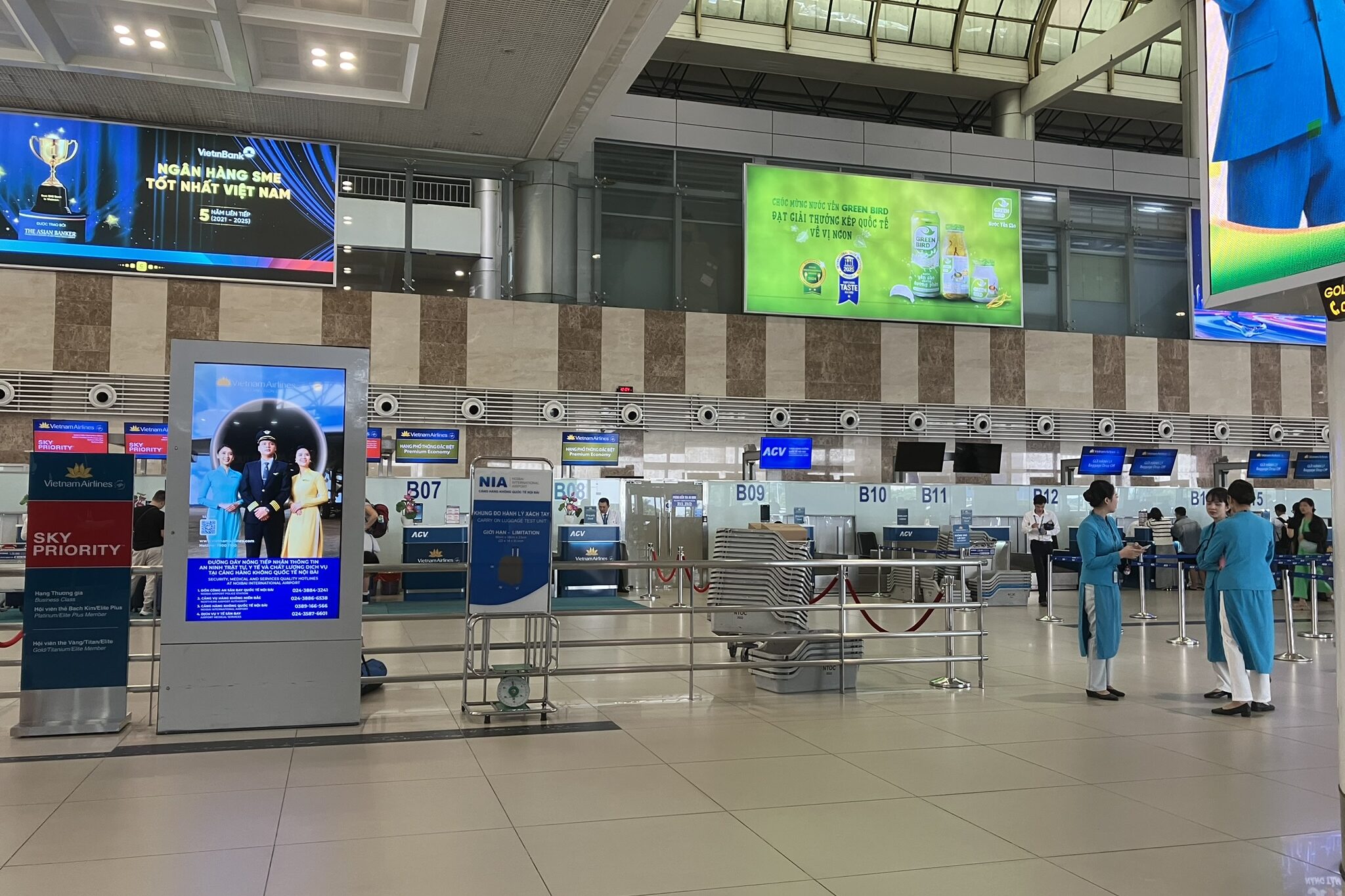 ノイバイ空港T1のVietnam Airlinesチェックインカウンター。SkyPriority専用レーンが設けられており、手続きがスムーズに行える。